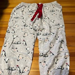 Penguin patterned sleep joggers.